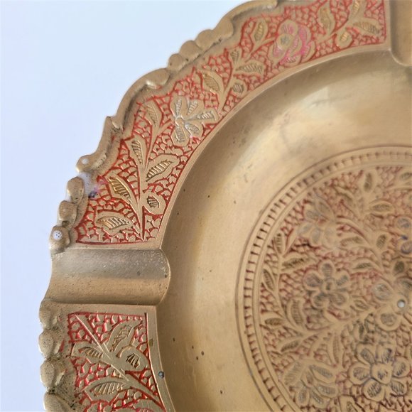 Vintage etched brass ashtray with red inlay. - Picture 2 of 3